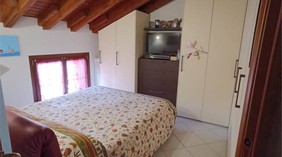 LOMAZZO VENDESI PORZIONE DI CASA
