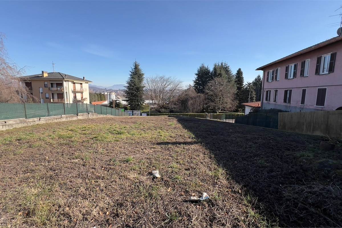 CUCCIAGO - TERRENO EDIFICABILE