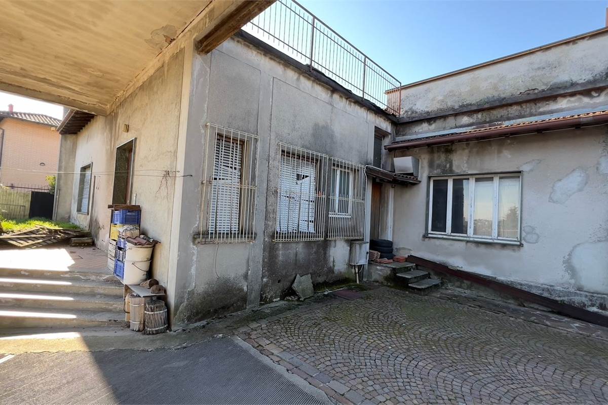 Cucciago vendita Laboratorio 160 mq