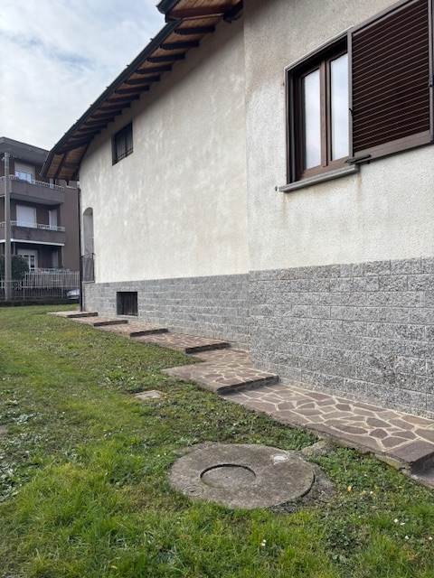 Fino Mornasco vendita villa singola con 900 mq di giardino