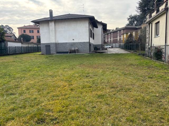 Fino Mornasco vendita villa singola con 900 mq di giardino