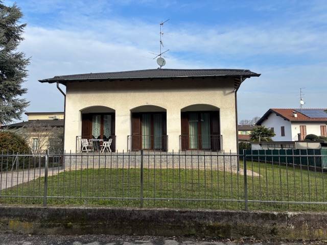 Fino Mornasco vendita villa singola con 900 mq di giardino