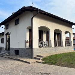 Fino Mornasco vendita villa singola con 900 mq di giardino