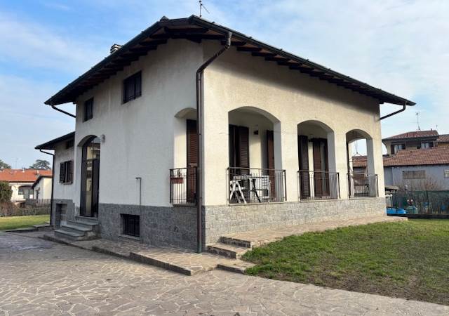 Fino Mornasco vendita villa singola con 900 mq di giardino