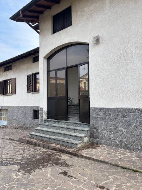 Fino Mornasco vendita villa singola con 900 mq di giardino