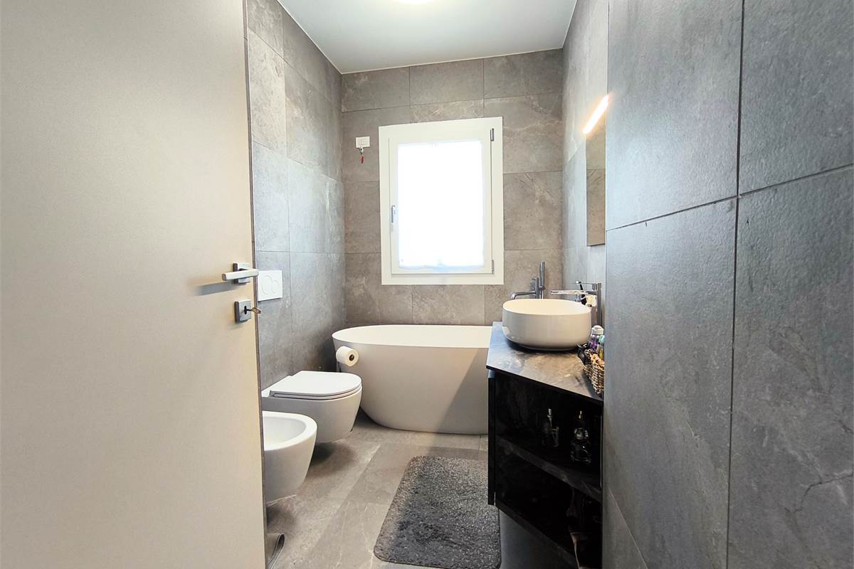 bagno con vasca piano primo