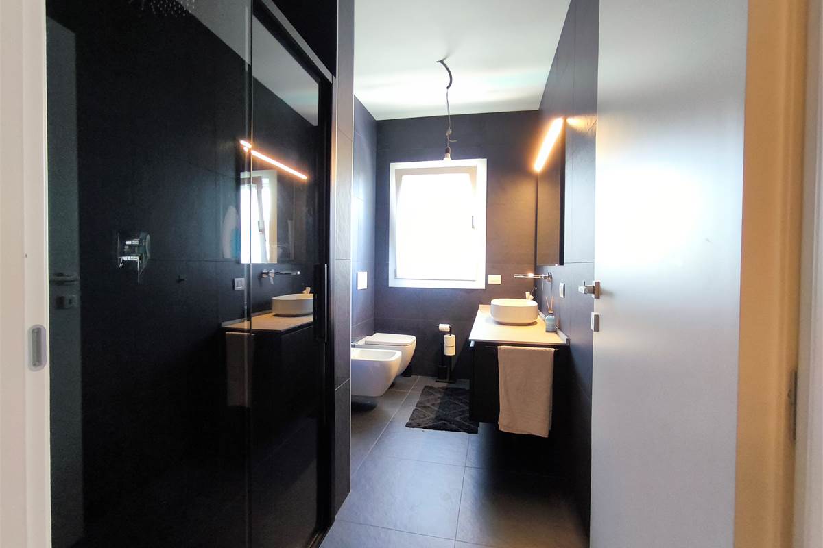 bagno con doccia piano primo