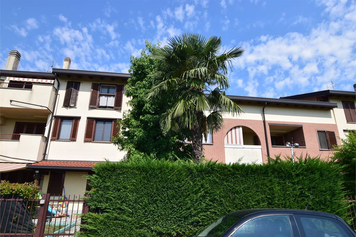 Ampia villetta con giardino
