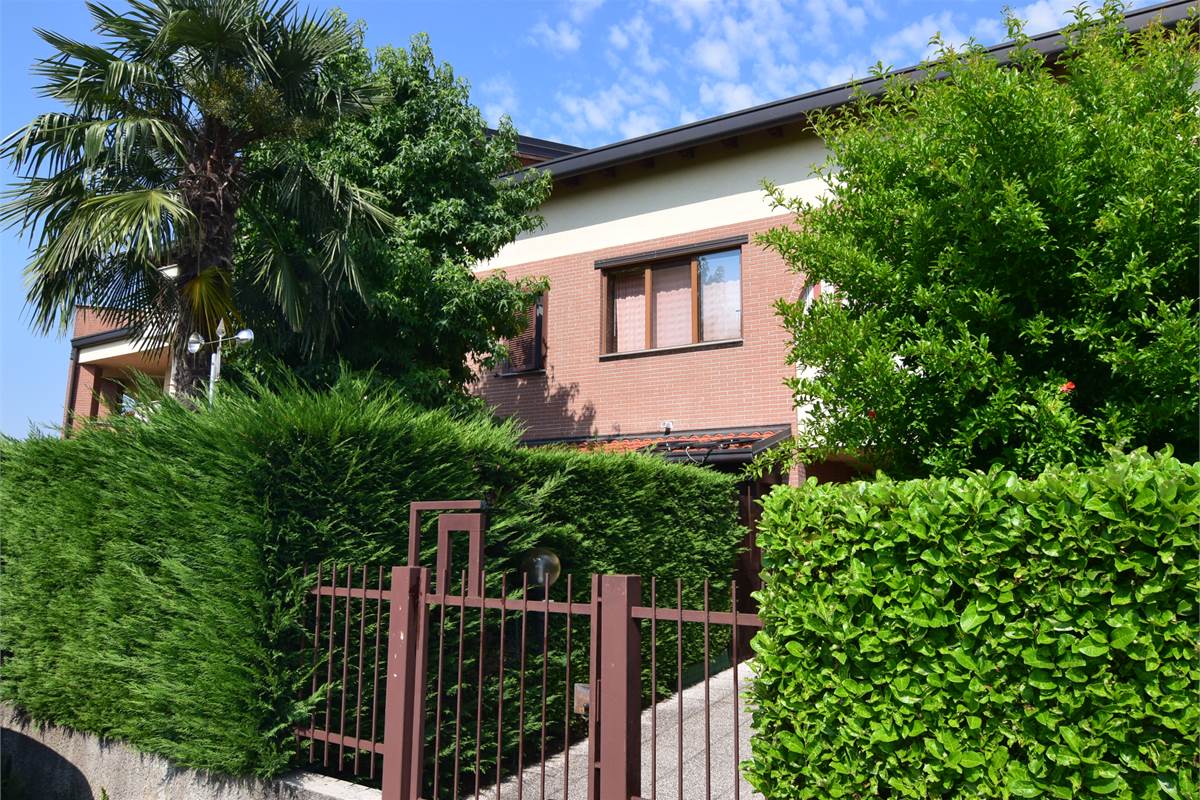 Ampia villetta con giardino