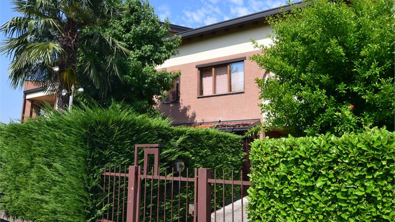 Ampia villetta con giardino