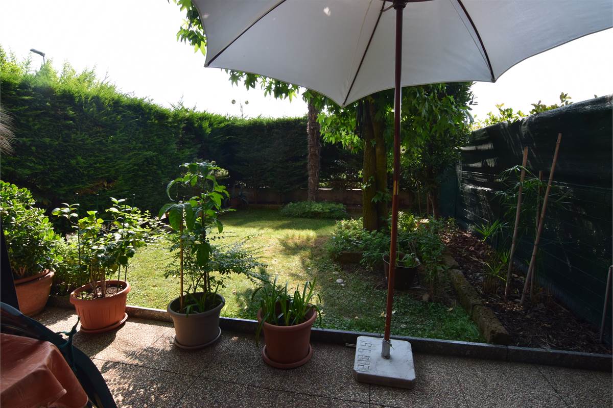 Ampia villetta con giardino