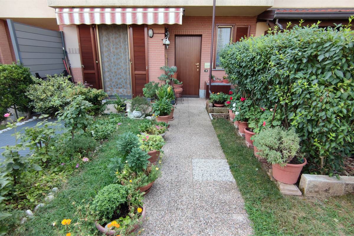 Ampia villetta con giardino