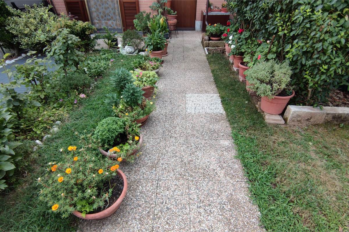 Ampia villetta con giardino