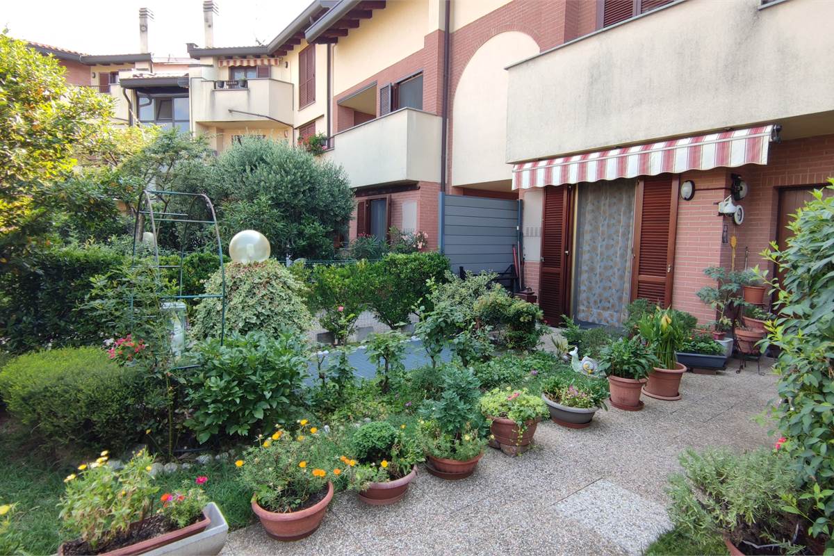 Ampia villetta con giardino