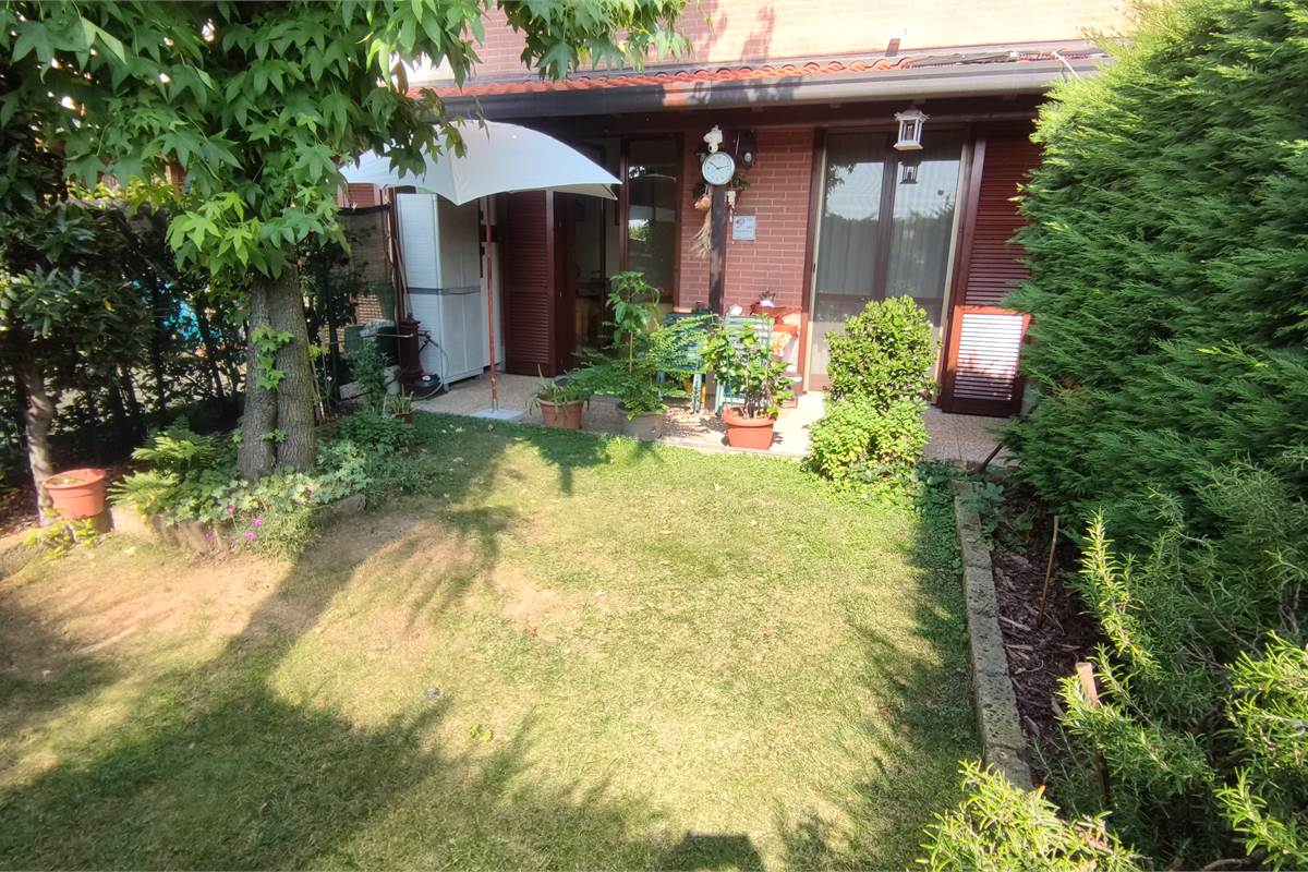 Ampia villetta con giardino