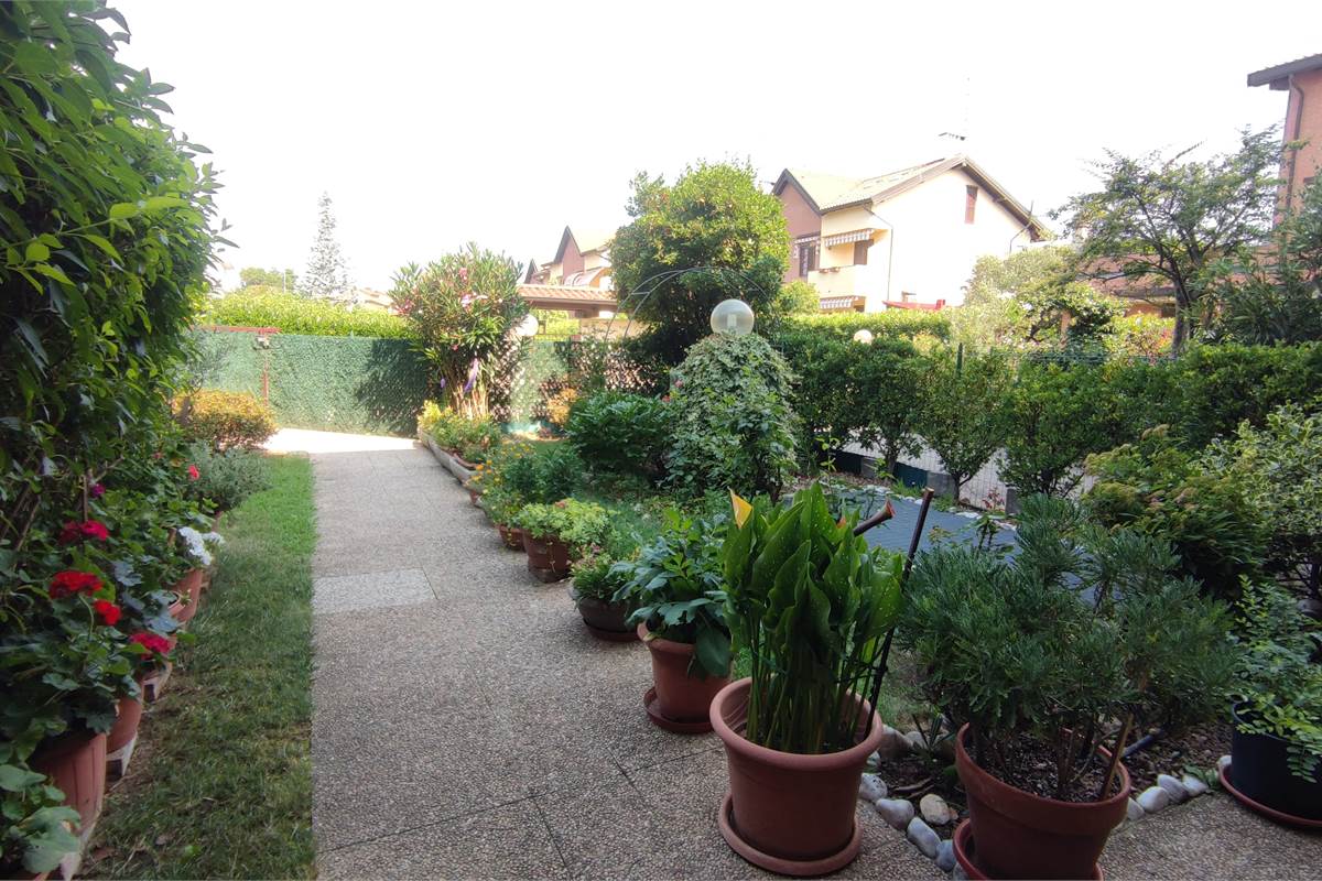 Ampia villetta con giardino
