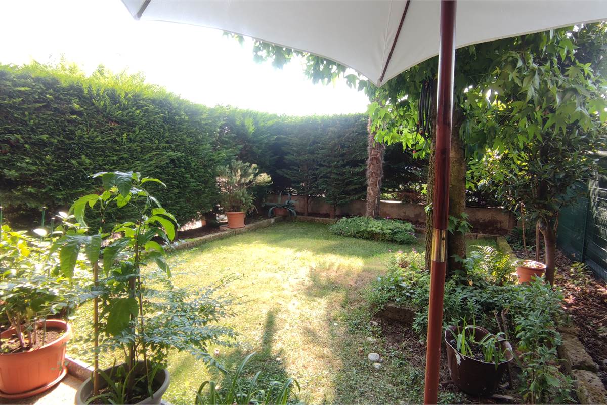 Ampia villetta con giardino