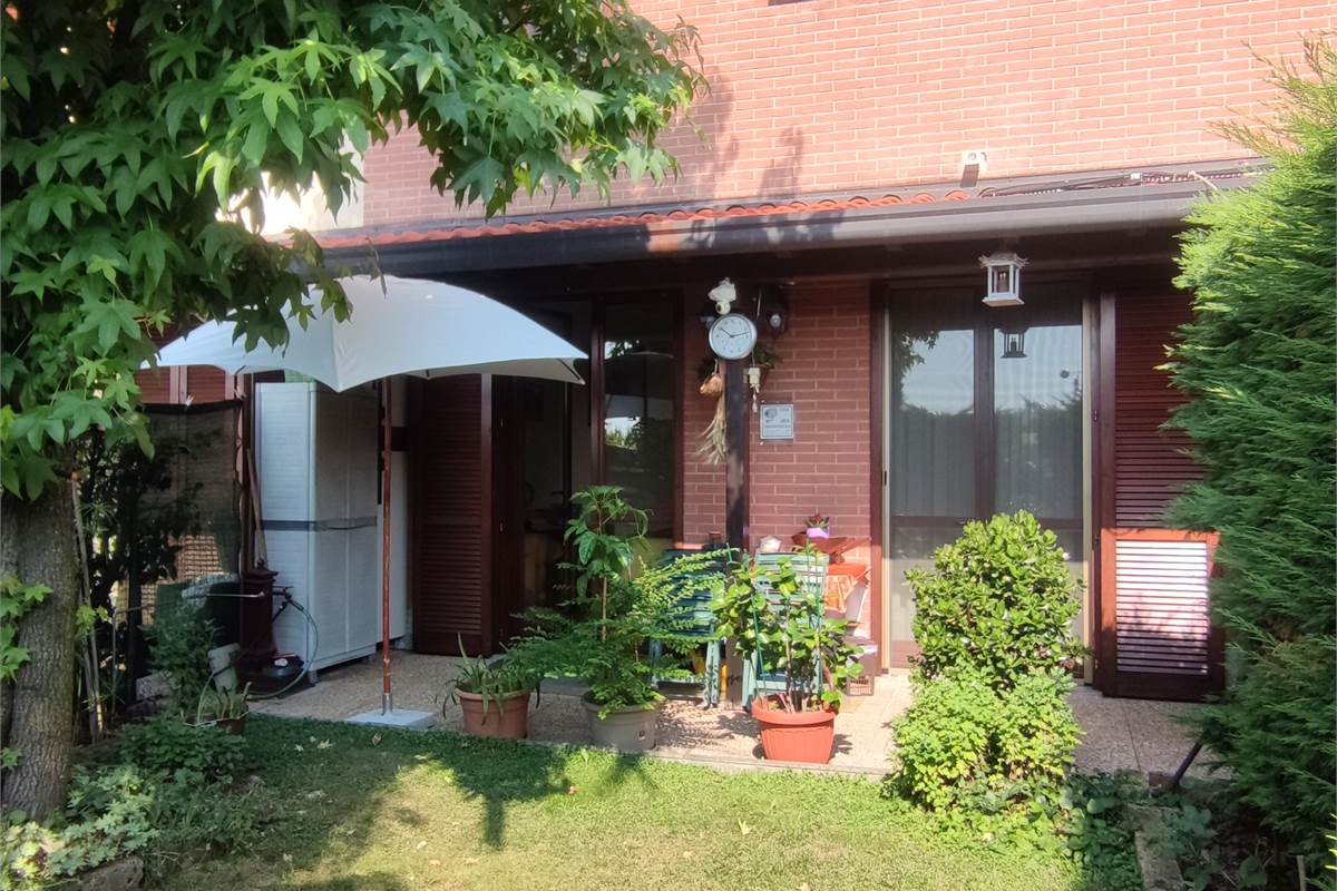 Ampia villetta con giardino