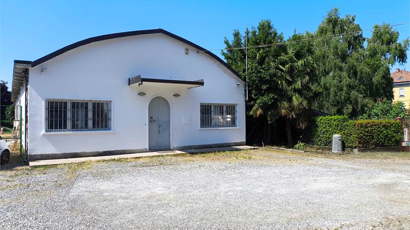 Magazzino con uffici in Vendita a Fenegrò (CO) 