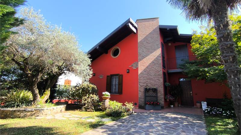 Recente villa singola con giardino privato