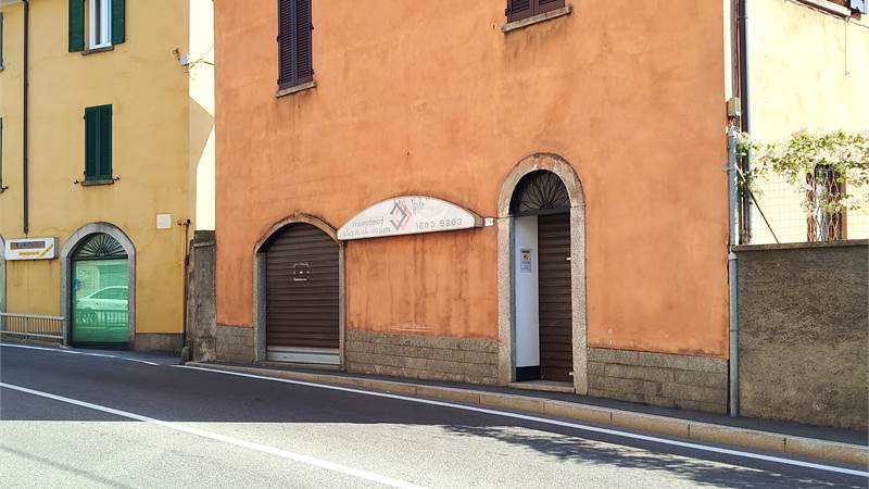 Locale commerciale con vetrine fronte strada