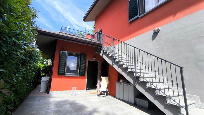 2 locali con giardinetto privato e box