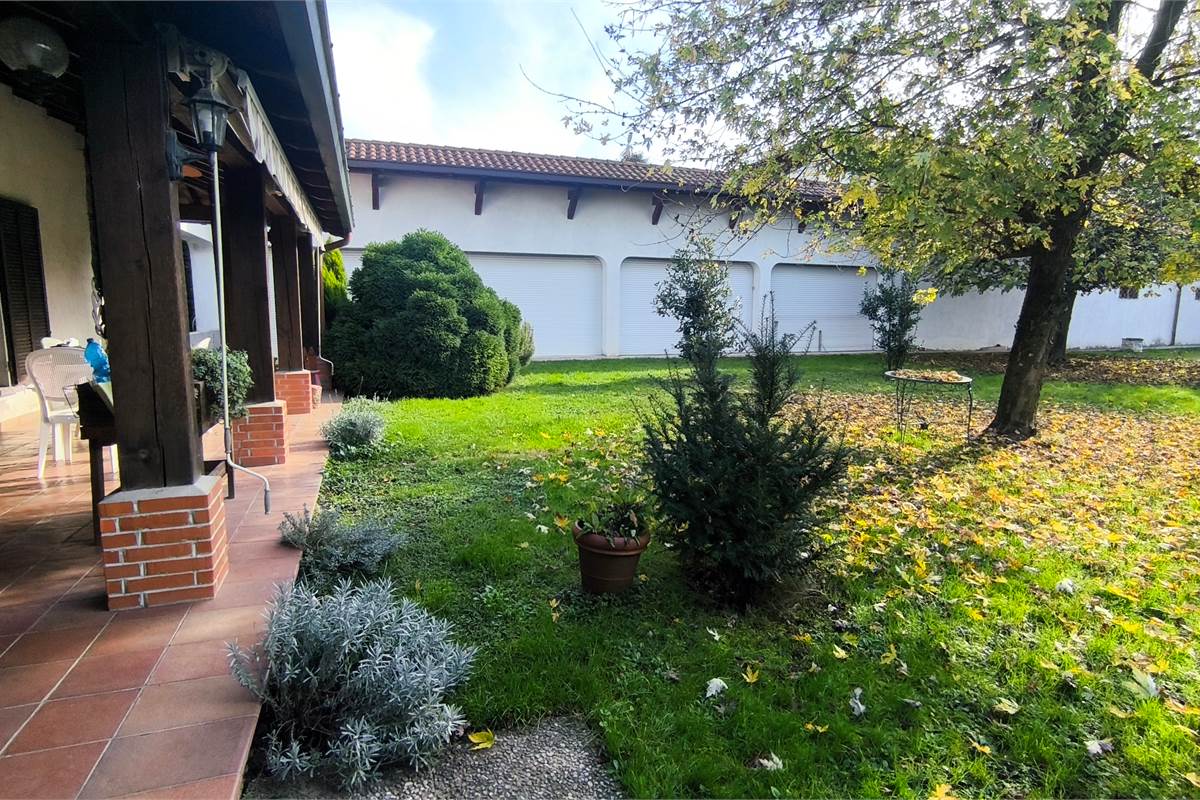 parco, vista autorimesse e portico