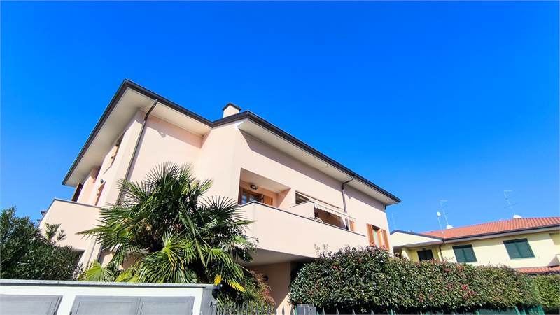 Tre locali su 2 livelli con terrazzo!