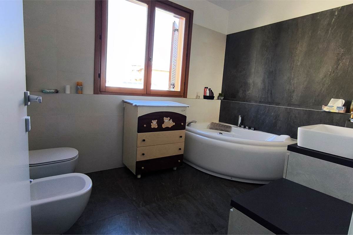 servizio con vasca idromassaggio