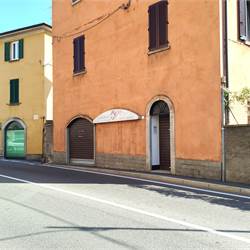 Locale commerciale con vetrine fronte strada