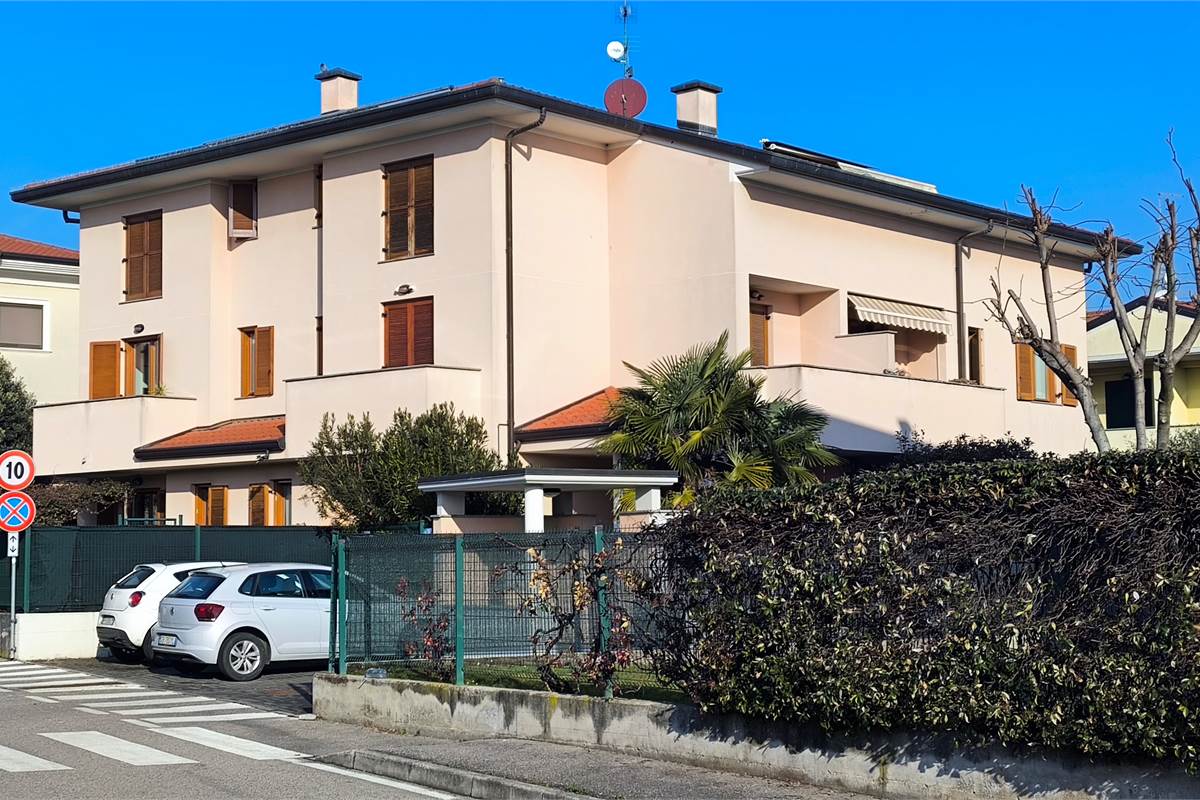 Tre locali su 2 livelli con terrazzo!