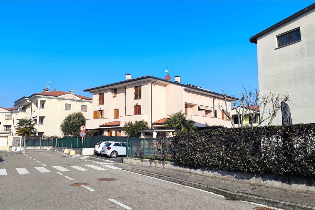 Tre locali su 2 livelli con terrazzo!