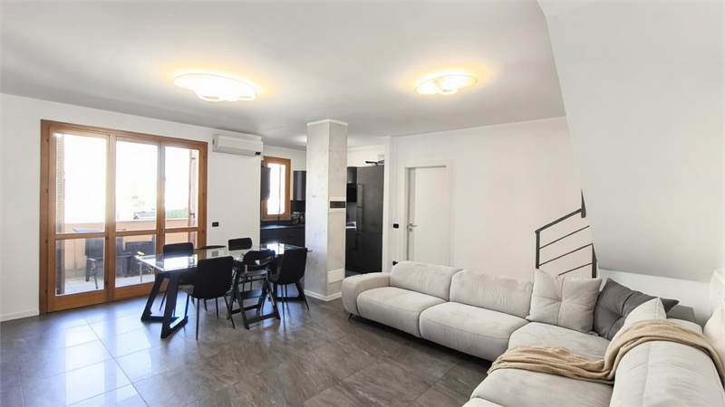 Tre locali su 2 livelli con terrazzo!