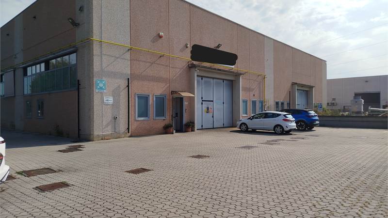 Capannone industriale con uffici e piazzale