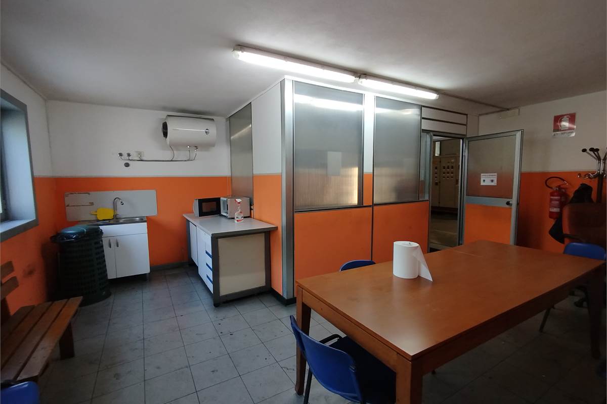 Capannone industriale con uffici e piazzale