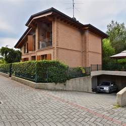 Villa In Vendita a Capiago Intimiano