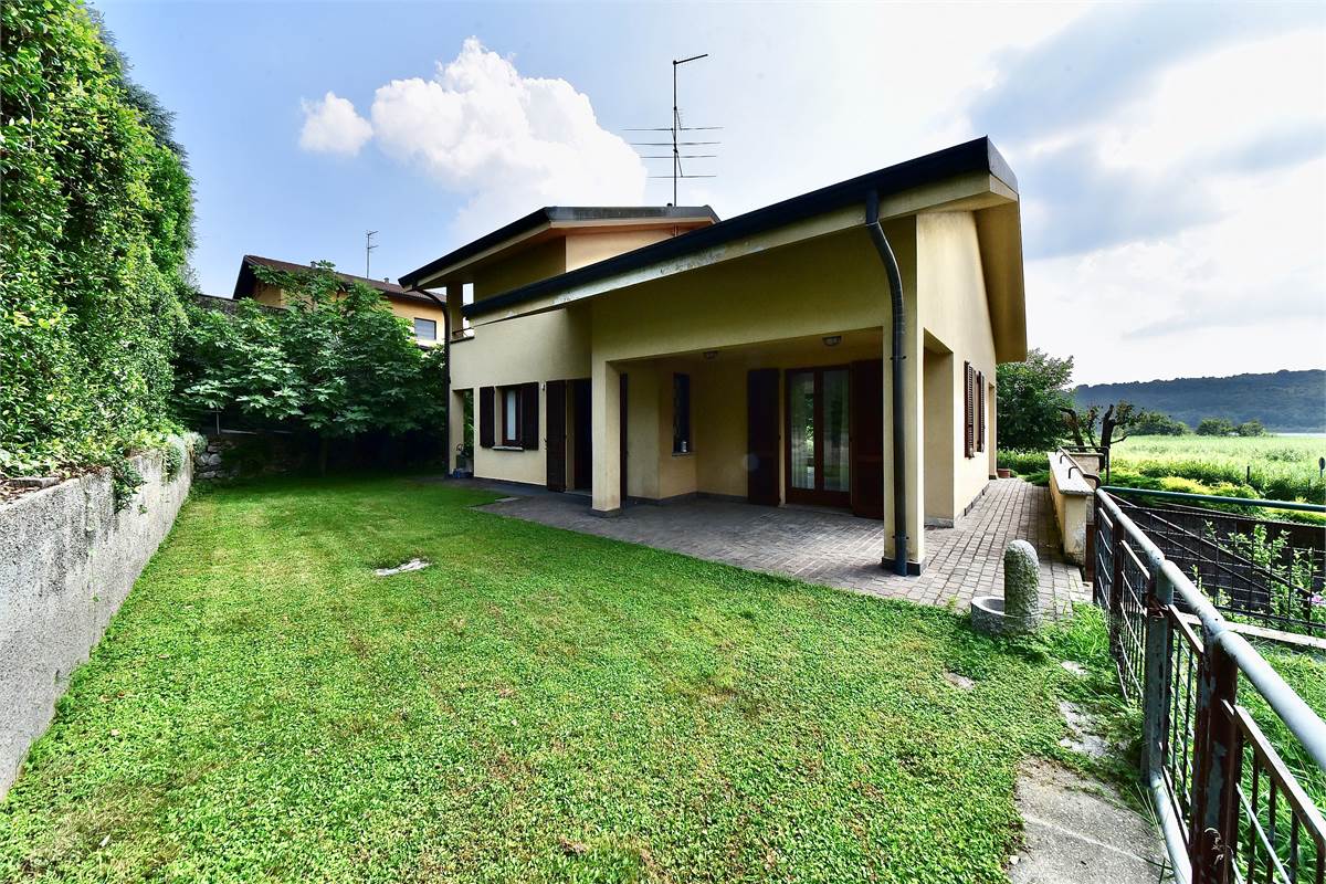 Villa In Vendita a Montorfano