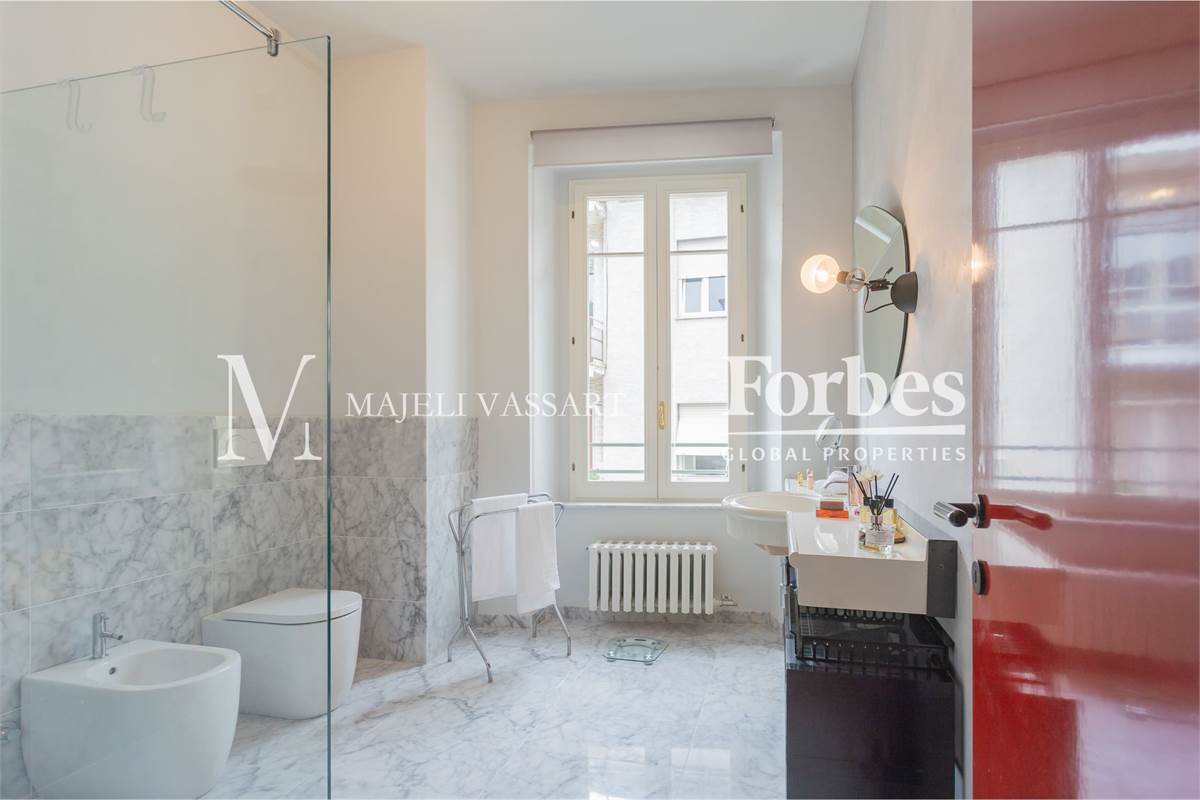 Appartamento ristrutturato con box, centro Como