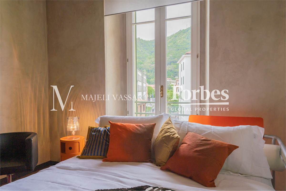 Appartamento ristrutturato con box, centro Como