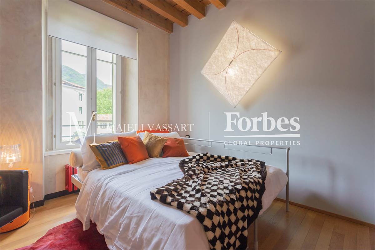 Appartamento ristrutturato con box, centro Como