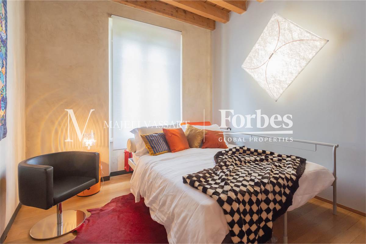 Appartamento ristrutturato con box, centro Como