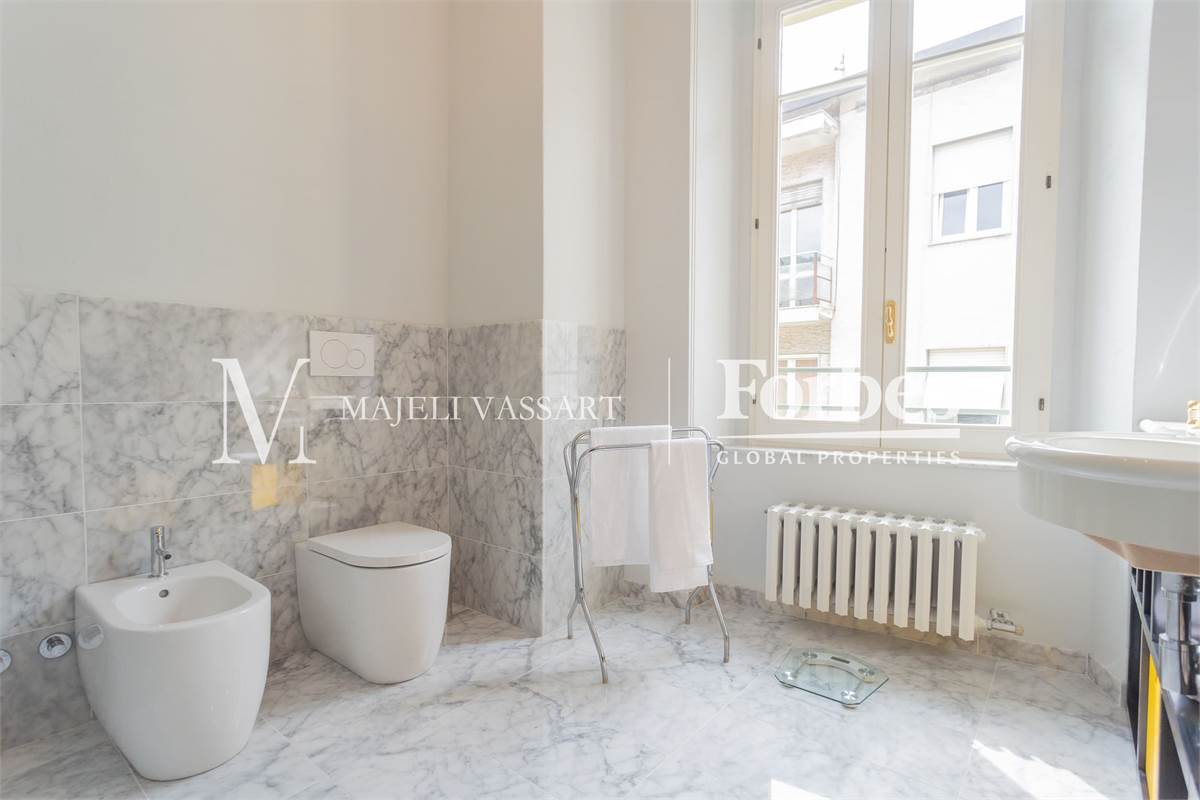 Appartamento ristrutturato con box, centro Como