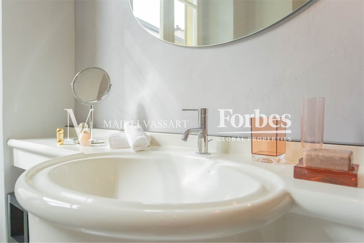 Appartamento ristrutturato con box, centro Como