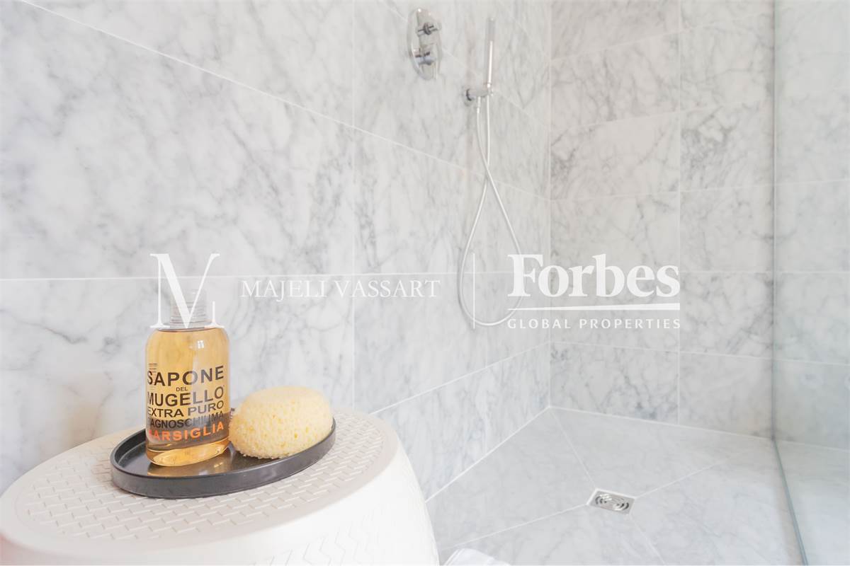 Appartamento ristrutturato con box, centro Como