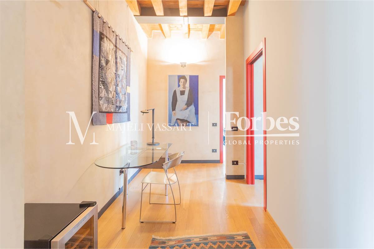 Appartamento ristrutturato con box, centro Como