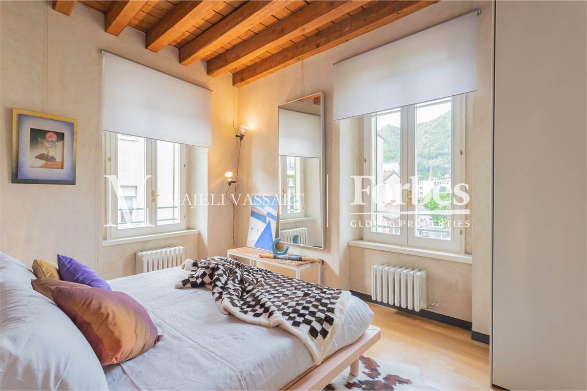 Appartamento ristrutturato con box, centro Como