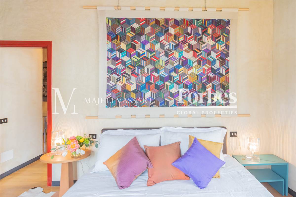 Appartamento ristrutturato con box, centro Como