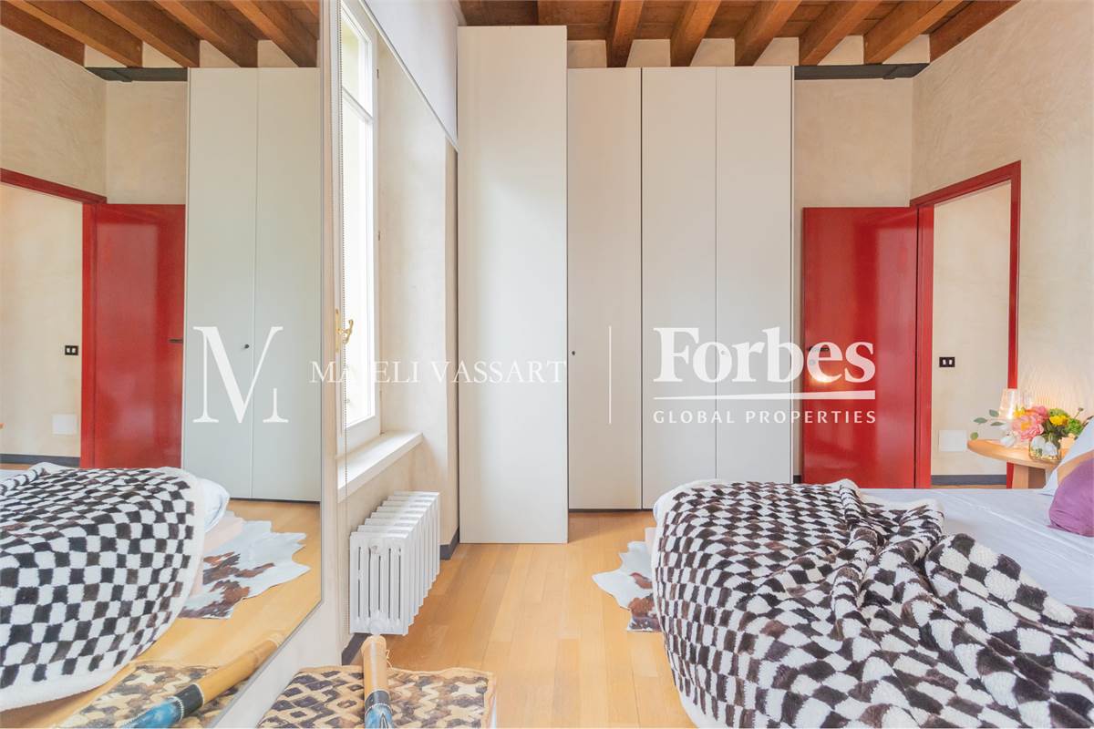 Appartamento ristrutturato con box, centro Como