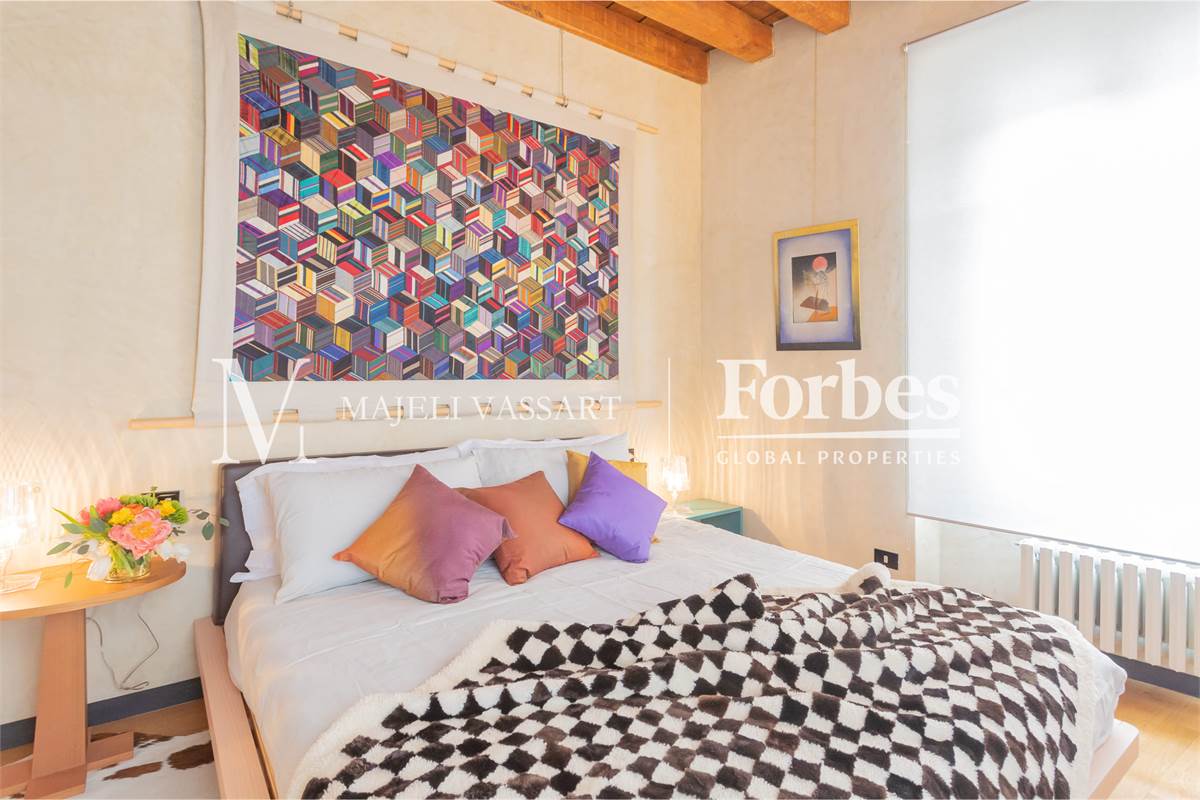 Appartamento ristrutturato con box, centro Como