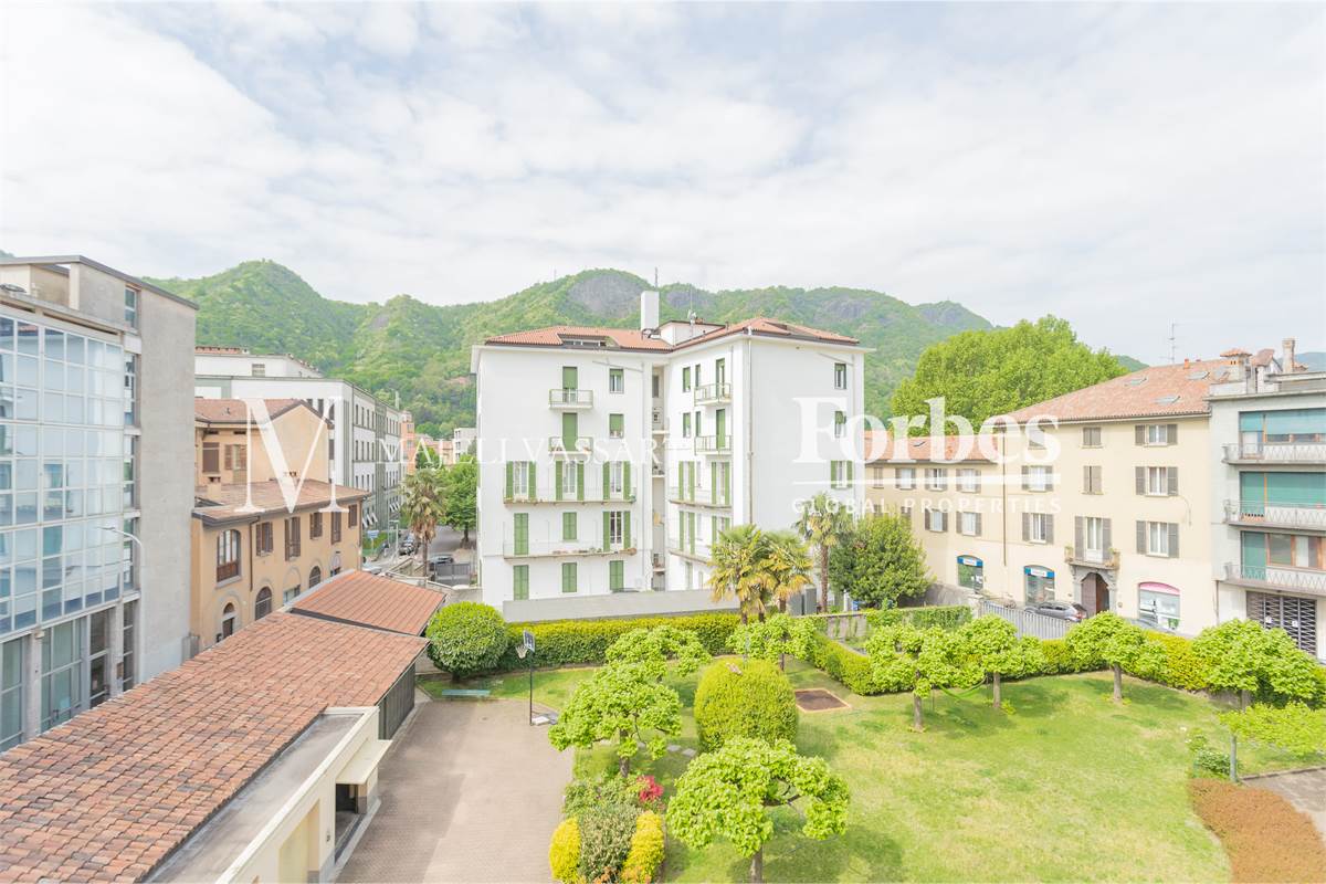 Appartamento ristrutturato con box, centro Como